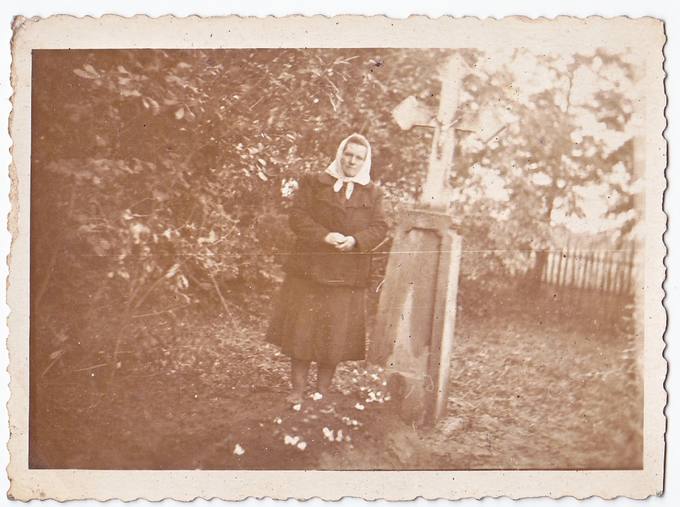 Elenos Maldutytės-Krivickienės teta Ona Motiejūnienė prie tėvų kapų Nemeikšiūnų kapinėse